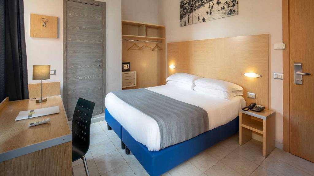 Hotel-La-Scaletta-Ostia-twin-room-9
