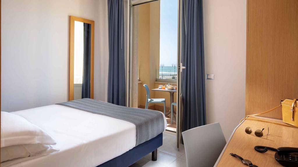 Hotel-La-Scaletta-Ostia-twin-room-with-view-11