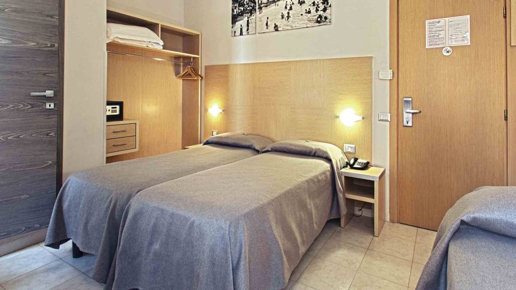 Hotel-La-Scaletta-Ostia-triple-room-1