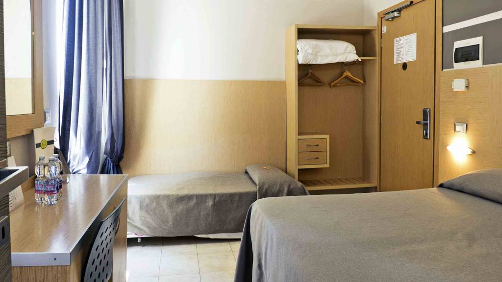 Hotel-La-Scaletta-Ostia-triple-room-2
