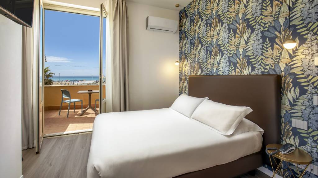 Hotel-La-Scaletta-Ostia-twin-room-with-view-17a