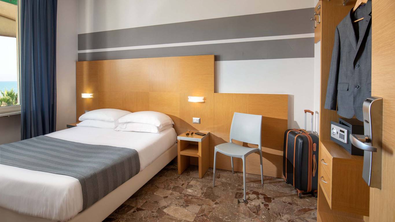 Hotel-La-Scaletta-Ostia-twin-room-3