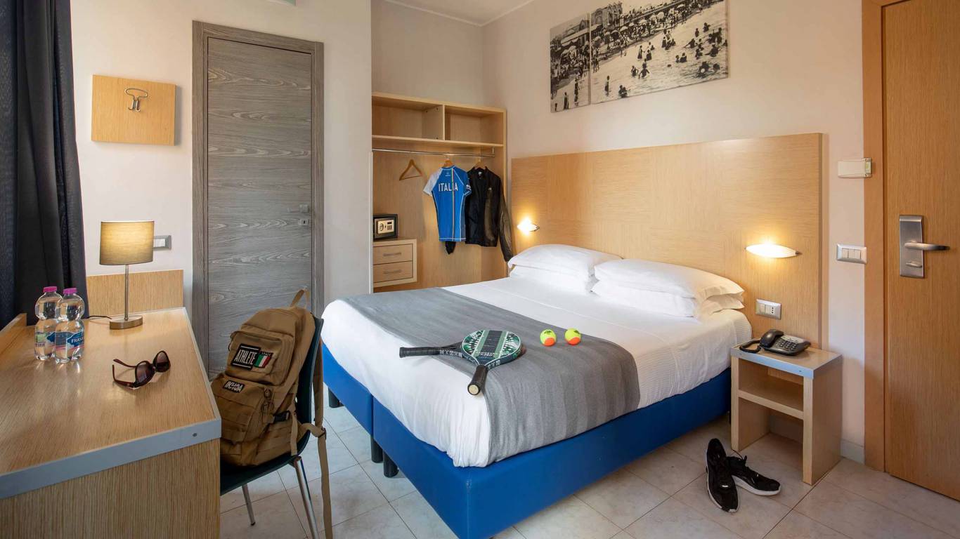 Hotel-La-Scaletta-Ostia-twin-room-8