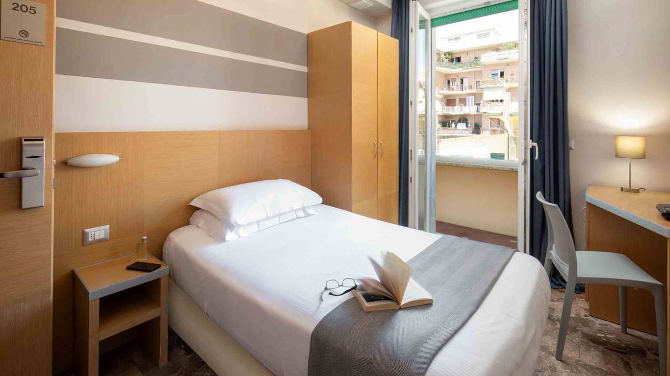Hotel-La-Scaletta-Ostia-single-room-7