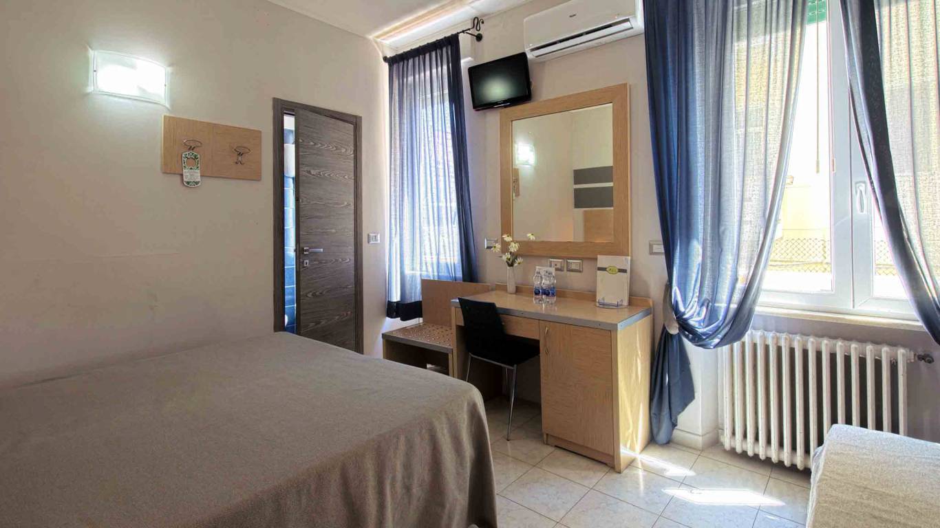Hotel-La-Scaletta-Ostia-triple-room-4