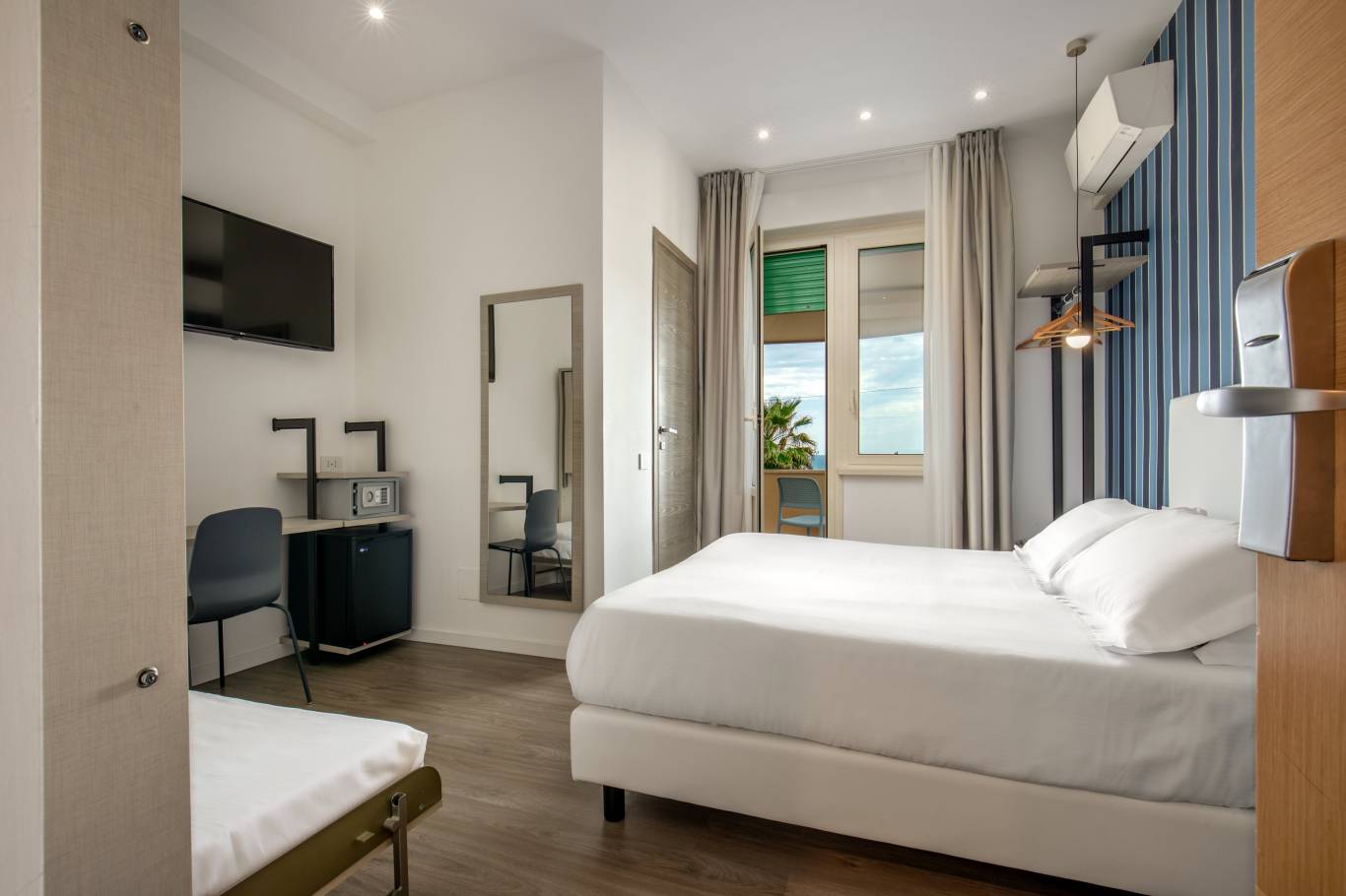 Hotel-La-Scaletta-Ostia-triple-room-with-view-7