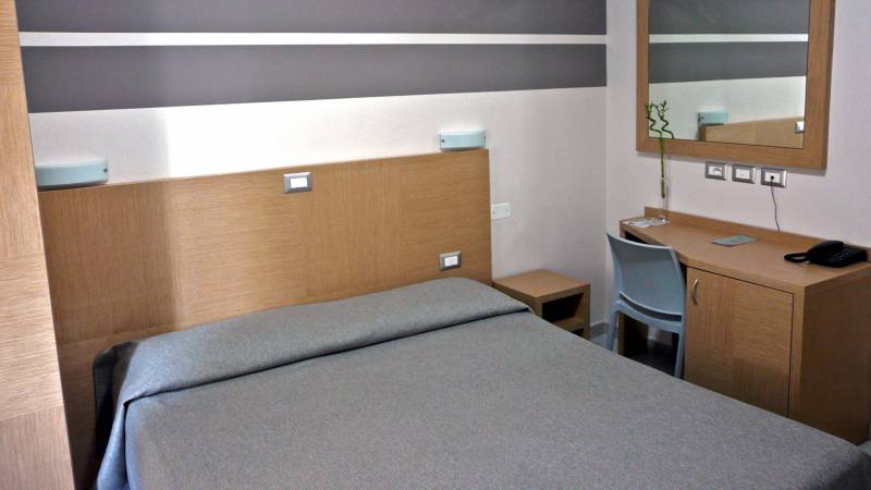 Hotel-La-Scaletta-Ostia-twin-room-2