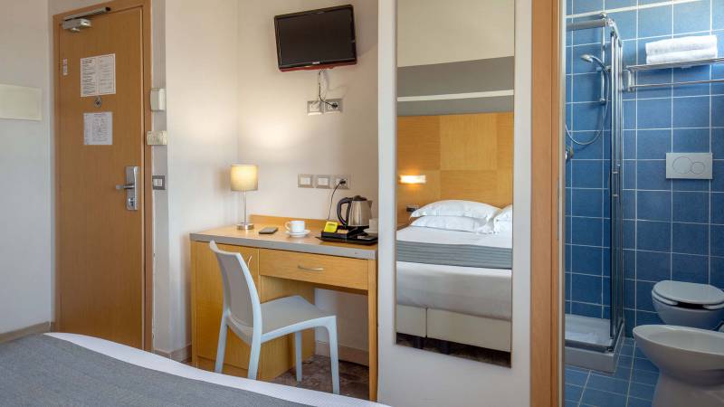 Hotel-La-Scaletta-Ostia-twin-room-4