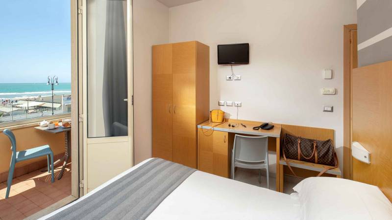 Hotel-La-Scaletta-Ostia-twin-room-with-view-16