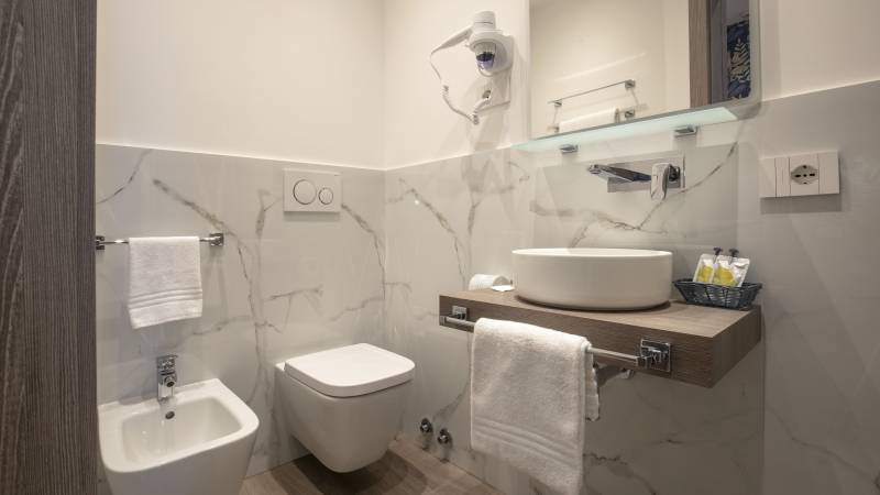 Hotel-La-Scaletta-Ostia-twin-room-with-view-18a